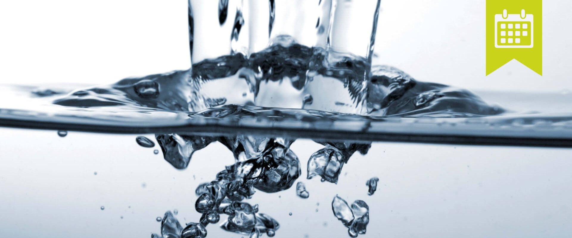 Wasser Wasser wird eingegossen, Nahaufnahme.