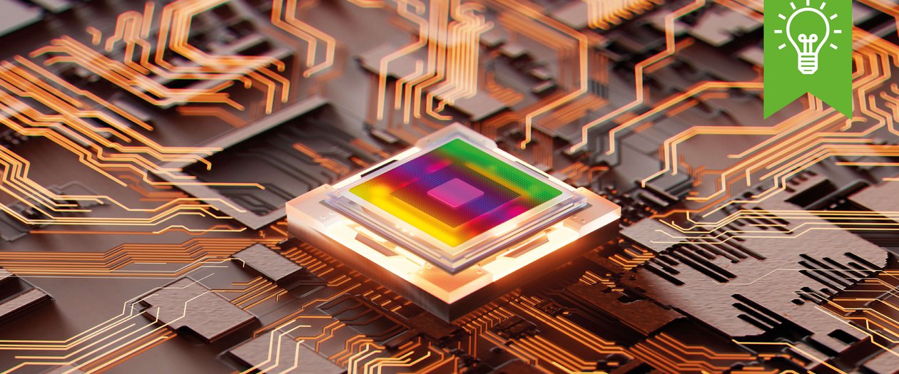 Mikroelektronik Ein Computerchip mit einem bunten Quadrat als Design.