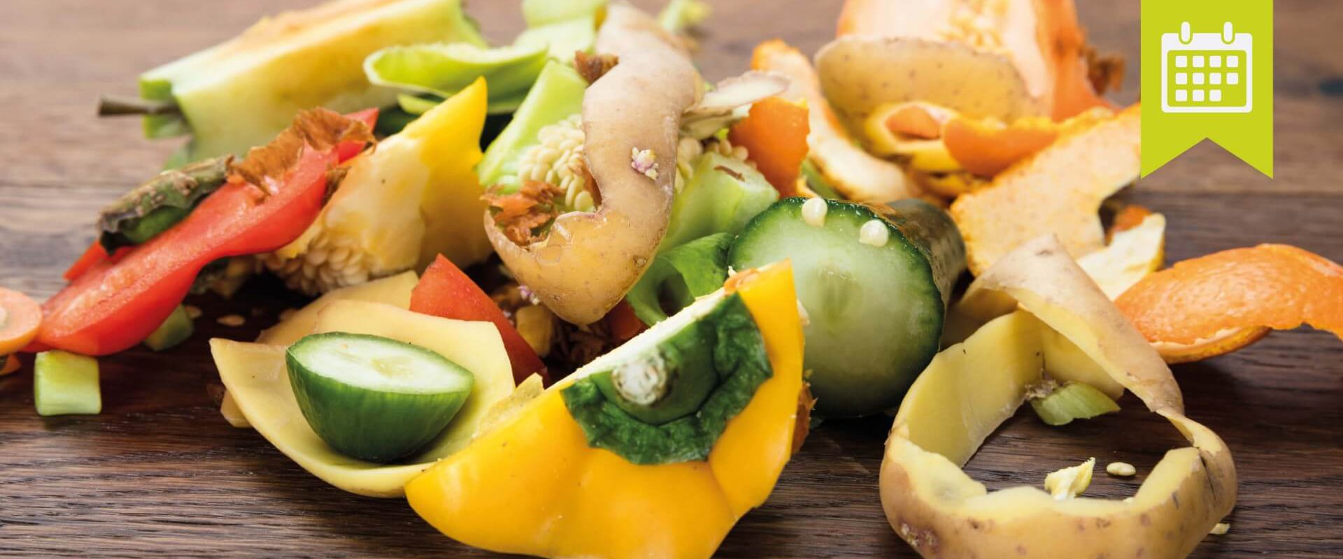 Bioökonomie Verschiedene Obst und Gemüse-Abfälle auf einem Holztisch