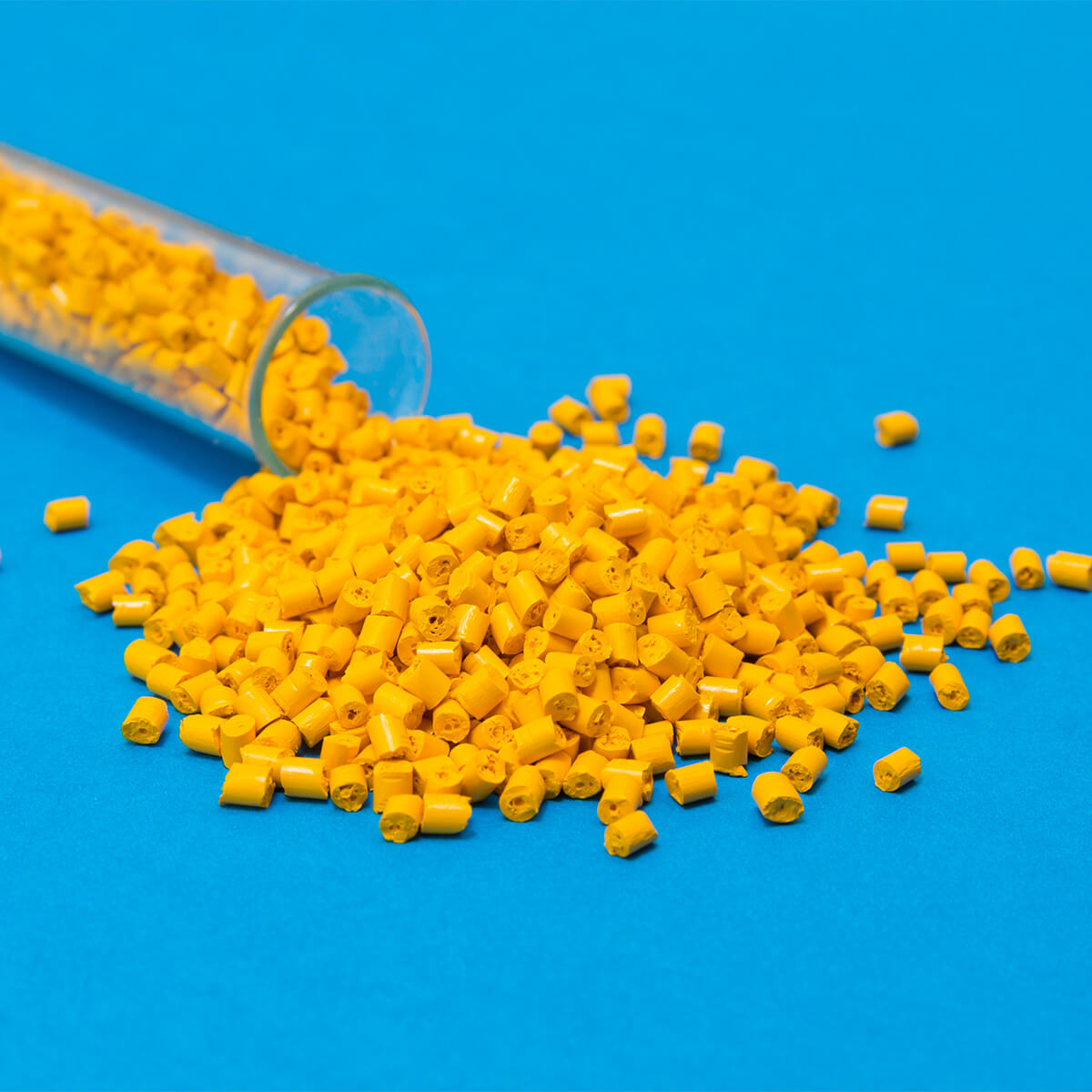 Gelbe Kunststoffpallets auf blauem Hintergrund